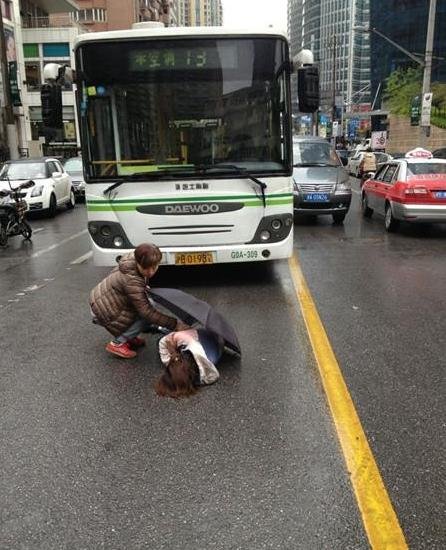 长宁区汇川路上,一辆13路公交车不慎将一名过马路的年轻女子撞倒
