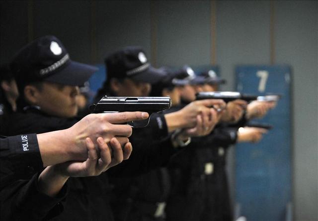 2014年,贵州一线民警在进行手枪射击训练(新华社 卢志佳 摄)