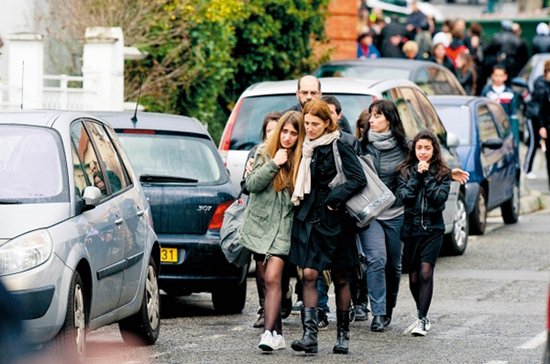 3月19日,法国南部城市图卢兹一所犹太学校的学生在家人带领下离开学校