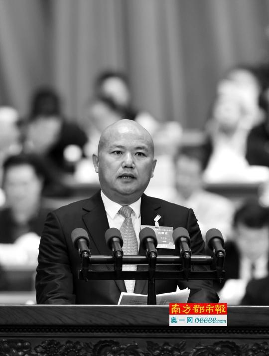 新华社图5名球童展示陈明金亲自发放的红包,每个10万港元.