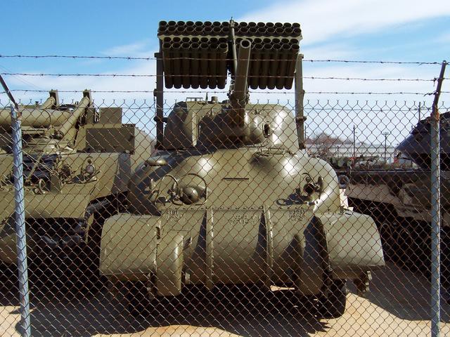 谢尔曼坦克扛着多管火箭炮 照面就是一顿猛轰