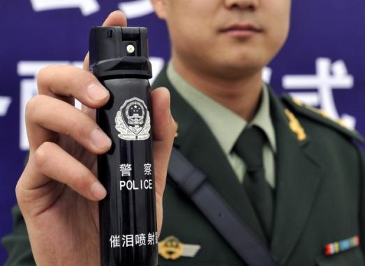 "5月15日上午,北京警察学院的模拟街区,一名手持凶器的"暴徒"一边大喊