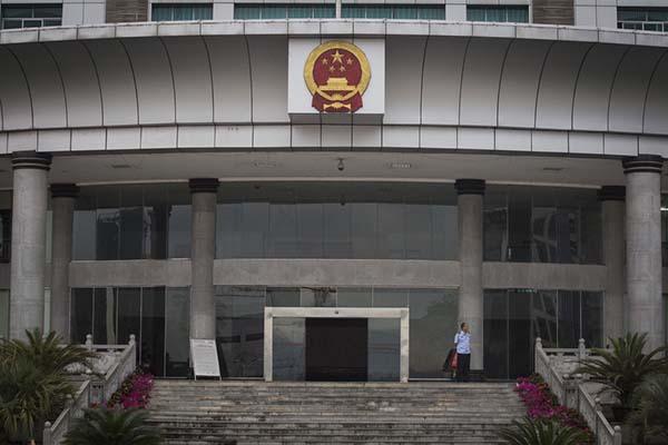 2014年6月24日,湖北省来凤县,县政府大楼被质疑多年未挂牌.