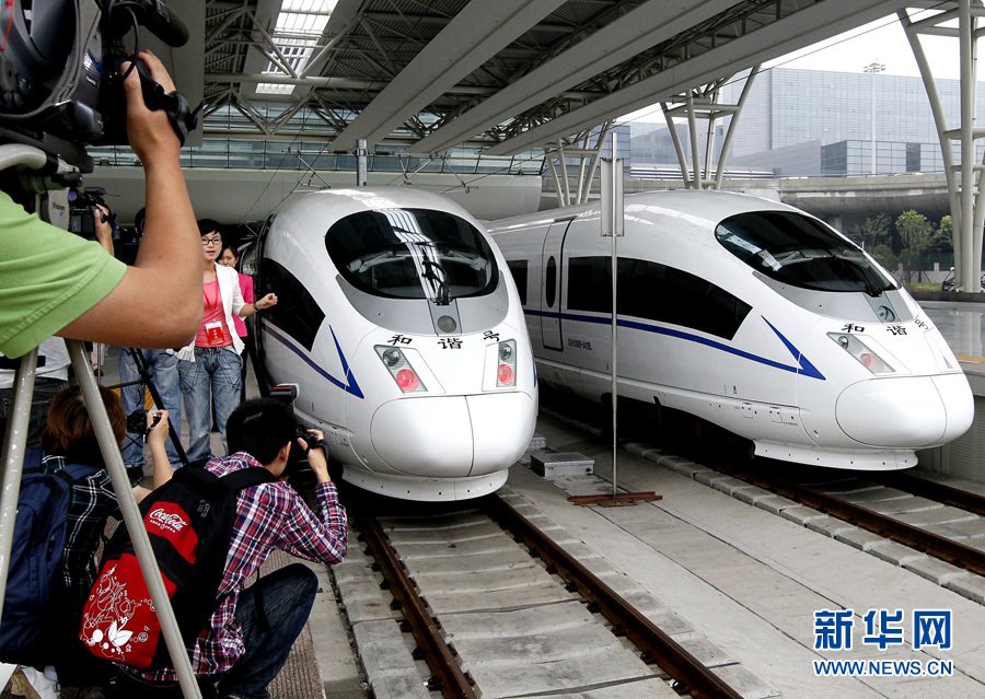 6月16日,高铁列车乘务员正在商务车厢示范操作可随意转变角度的多功能