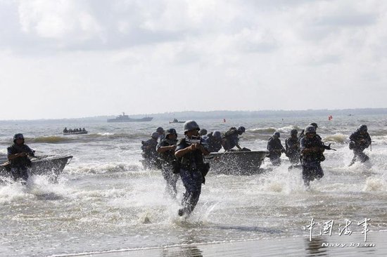 南海舰队举行远洋登岛作战 补给舰部队参演 - 新闻 - 正年轻网