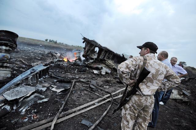 有俄罗斯背后援助的亲俄武装占据着mh17航班坠机的现场,限制救援和