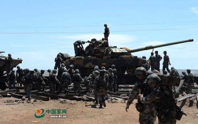 內蒙古草原深處的北京軍區朱日和訓練基地迎來了入夏以來最炎熱的一天