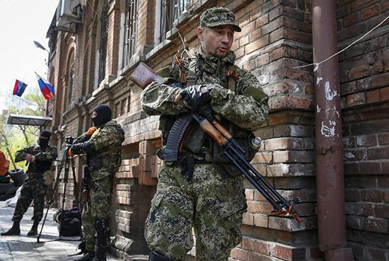 资料图:乌克兰境内的亲俄武装人员