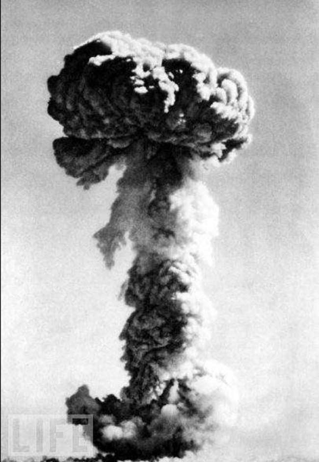 1964年10月16日,中国成功试爆了第一颗原子弹,图为当时核弹爆炸所产生