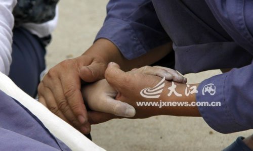 两孩童池塘游泳溺水身亡 成人路过无动于衷