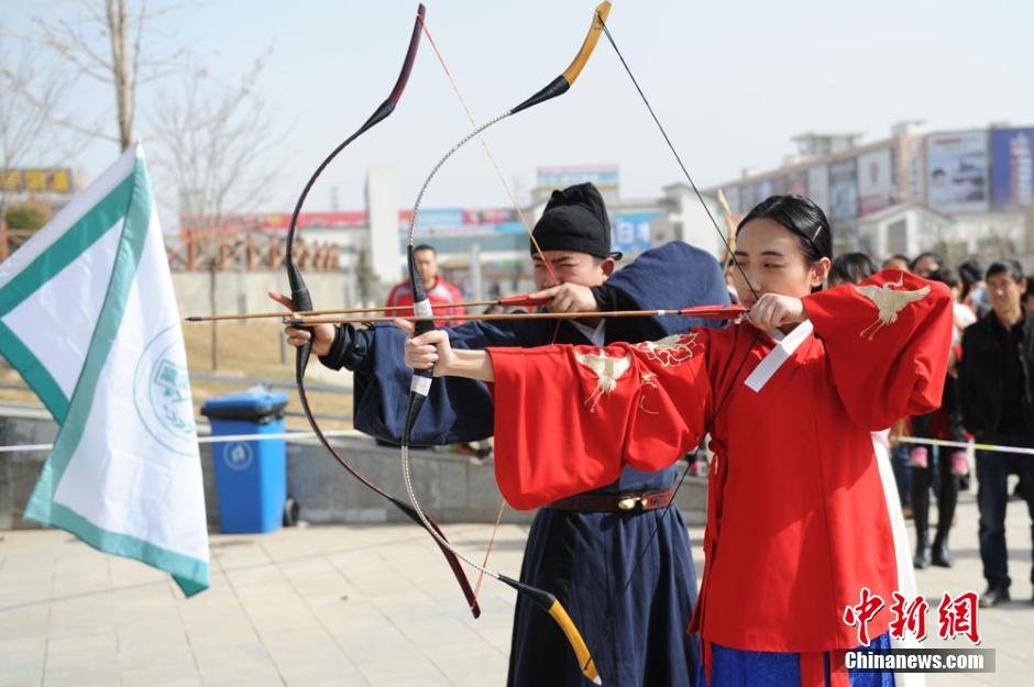 兰州青年上演汉服秀 射箭迎"花朝节"