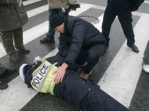 主题:上海一交警值勤时晕倒 路人驻足伸援手救助