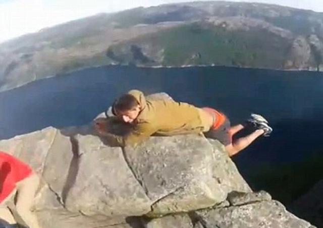 奇闻趣事一箩筐 澳洲游客不顾危险 单手挂在悬崖边拍照