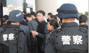 云南黑老大郑春云受审 三警种50余人配合警戒