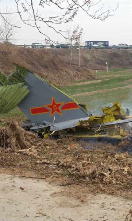 陕西军机坠毁2名飞行员遇难 曾刻意避开居民区