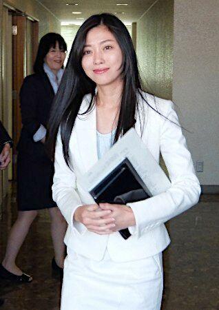 日本"失聪陪酒女郎"议员齐藤里惠5月26日在当选议员后首次出席议会.