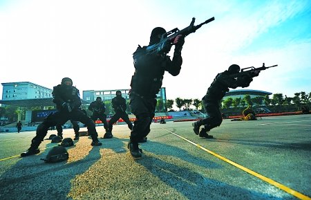 2013重庆公安特警汇报演练在重庆市消防总队培训基地举行