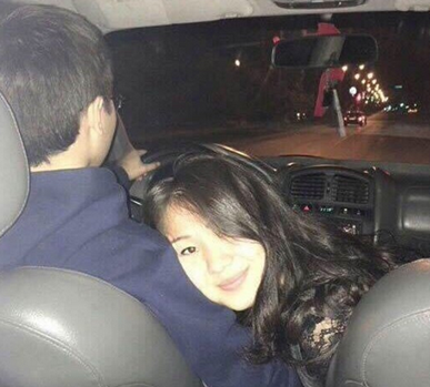 小伙学韩剧开车吻女友,失控撞树鲜血直流……撩妹也要靠智商