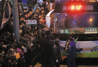<a href=//bj.110.com>北京</a>公交乘客爬窗挤车 公交集团称系极端特例