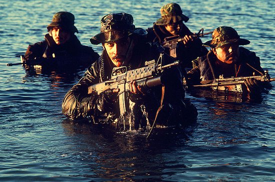 "组织前头目本·拉登而声名大噪的美"海豹"特种部队的新兵招募广告,将