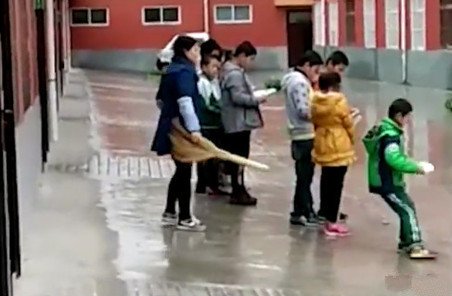 小学生未完成作业 雨中排队被女老师踹屁股 - 1