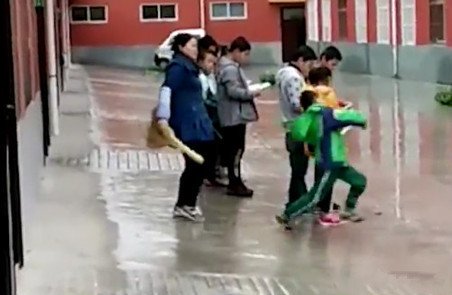 小学生未完成作业 雨中排队被女老师踹屁股 - 3