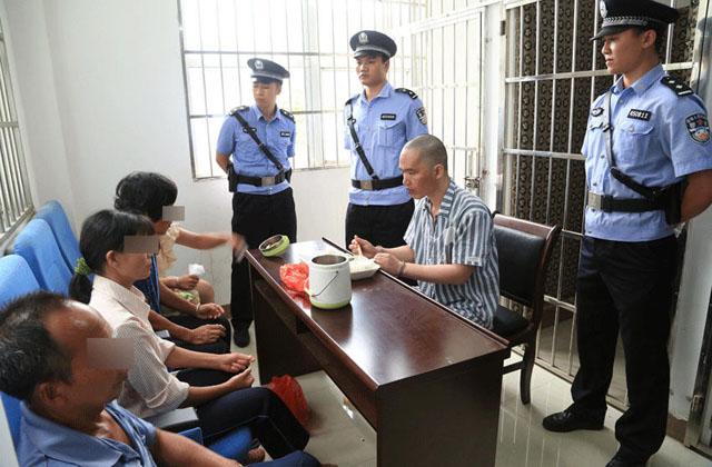 广西男子砍杀计生干部获死刑 与妻挥泪亲吻