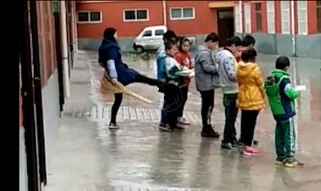 小学生未完成作业 雨中排队被女老师踹屁股 - 2