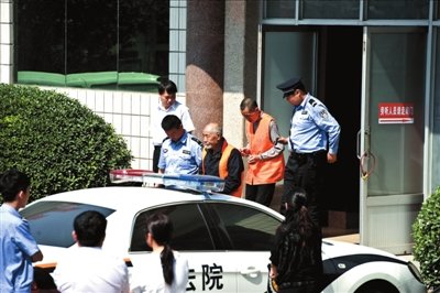 男子行贿法官争夺房产 8旬父母被赶走无家可归