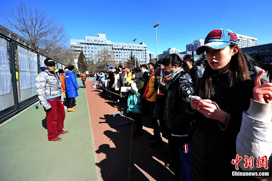 高清:北京电影学院复试发榜 考生表情各异