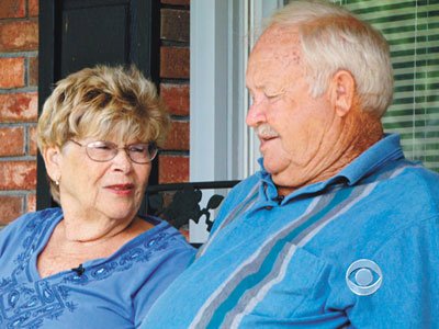 美国老汉为救老伴 街头背牌公开求肾一年终如愿