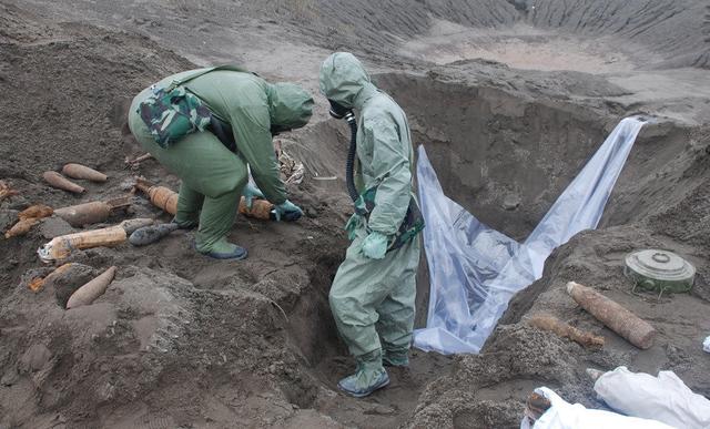 资料图:图为挖掘出的日本遗留下来的化学武器  原标题:日媒:日本政府