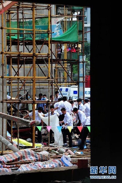 武汉建筑工地电梯升至100米处时发生坠落(图)