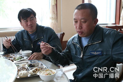 資料圖:空軍老飛行員在食堂吃飯