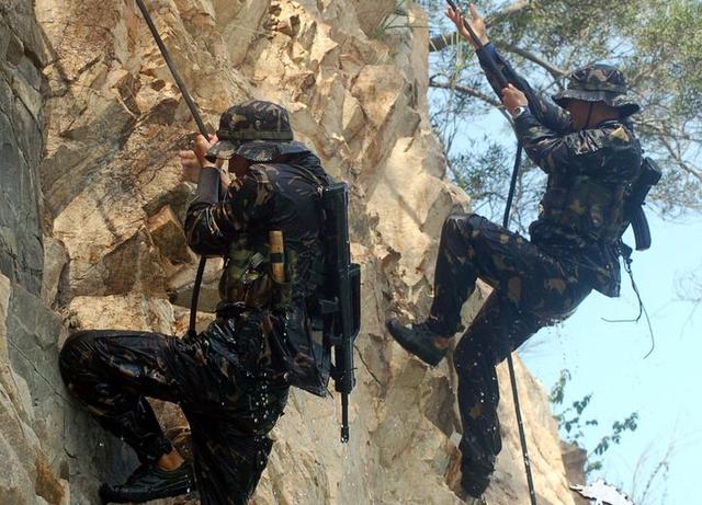 军事要闻探访驻澳门特种连:无保护10秒爬上13米楼顶