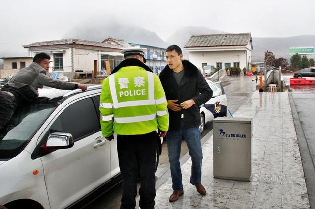 组图:男子将债主顶车前狂飙30公里 被交警拦下