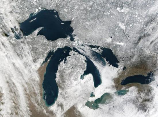 nasa航拍北美五大湖大面积结冰景观     据英国《每日邮