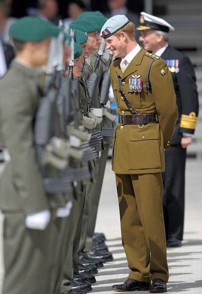 英国哈里王子穿军装亮相 为海军新基地揭牌(图)