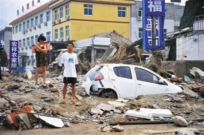 苟各庄村西,一辆汽车被洪水的淤泥淹没多半.