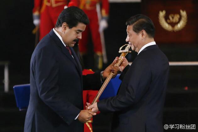 委内瑞拉总统马杜罗向习近平授予玻利瓦尔剑_新闻_腾讯网