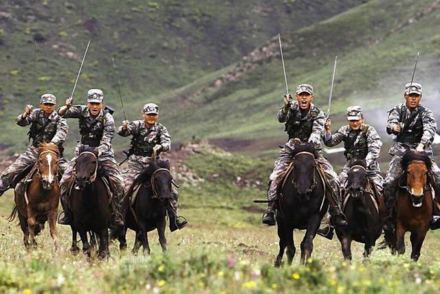 原标题:近日,上海警备区"南京路上好八连"与青海果洛军分区独立骑兵连