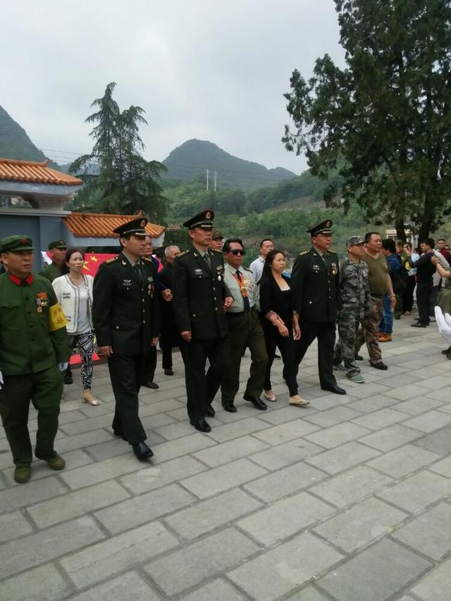 者陰山戰鬥參戰老兵聚首西疇烈士陵園祭奠戰友_新聞_騰訊網