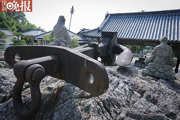 日本冈山县市郊一处偏僻的山岭上,一具本属于海洋的铁锚赫然倒卧在