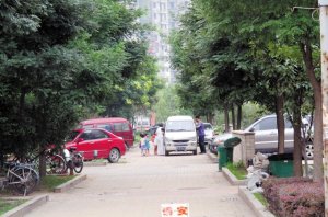 幼儿园“黑校车”超载 19个孩子挤6个座位