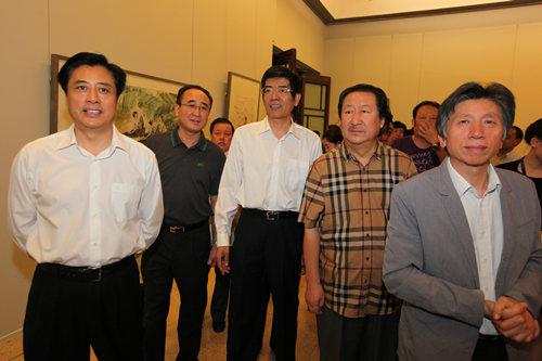 中国残联党组书记,理事长鲁勇,文化部副部长董伟等领导参观美展