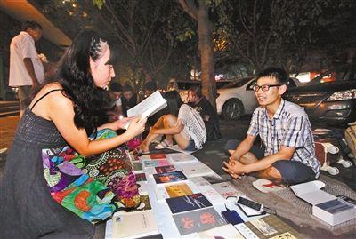 大学生毕业后摆摊卖书 有人出40万助其开书店 .