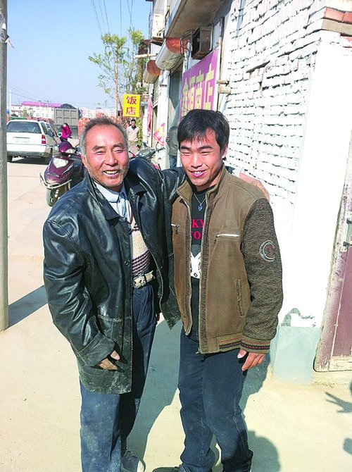 父亲执着寻子18年 街上偶遇凭"直觉"认亲