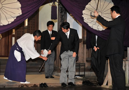 日本两名内阁成员参拜靖国神社 称系私人参拜