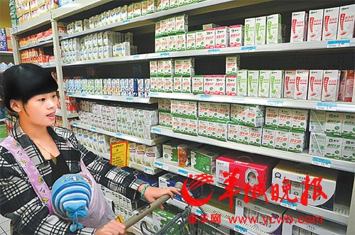 26日下午,记者在广州多个超市看到,奶品类专柜蒙牛纯牛奶仍在售 朱文