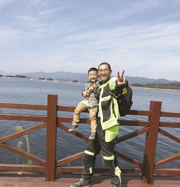 男子放弃高薪辞职 要骑摩托车带妻儿走遍中国